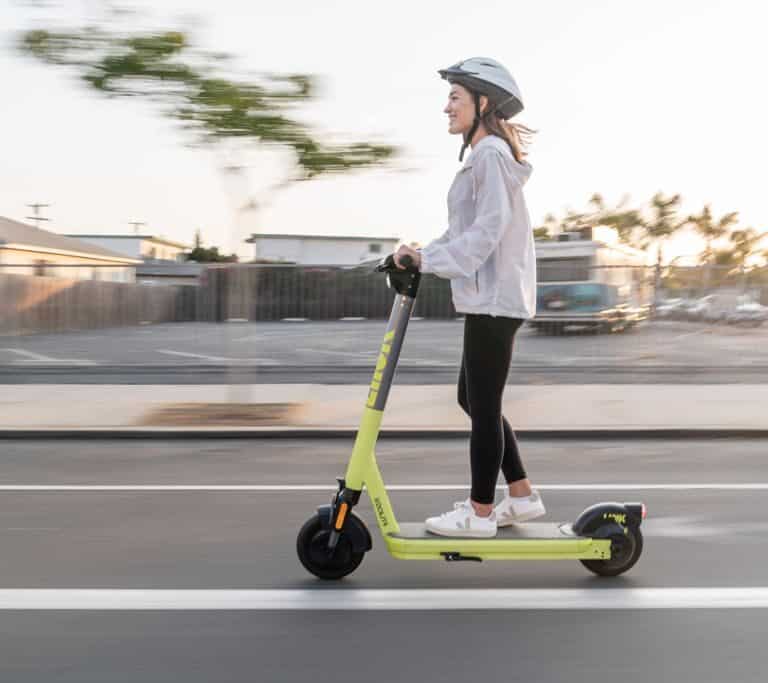 Un nuevo sistema detecta la conducción de patinetes por la acera y los detiene en tiempo real