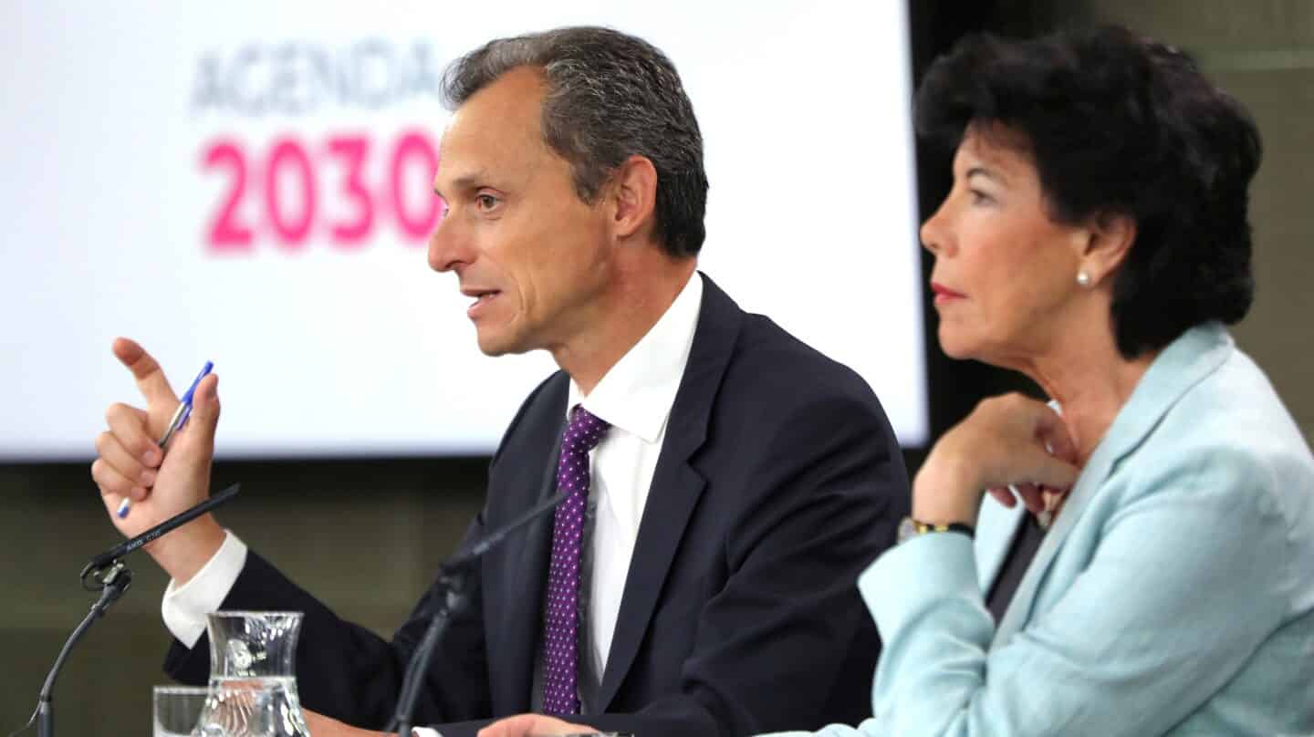 Pedro Duque e Isabel Celaá, en una conferencia informativa en el Palacio de la Moncloa.