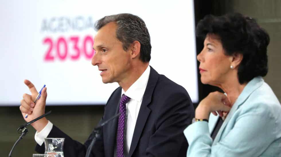 Pedro Duque e Isabel Celaá, en una conferencia informativa en el Palacio de la Moncloa.
