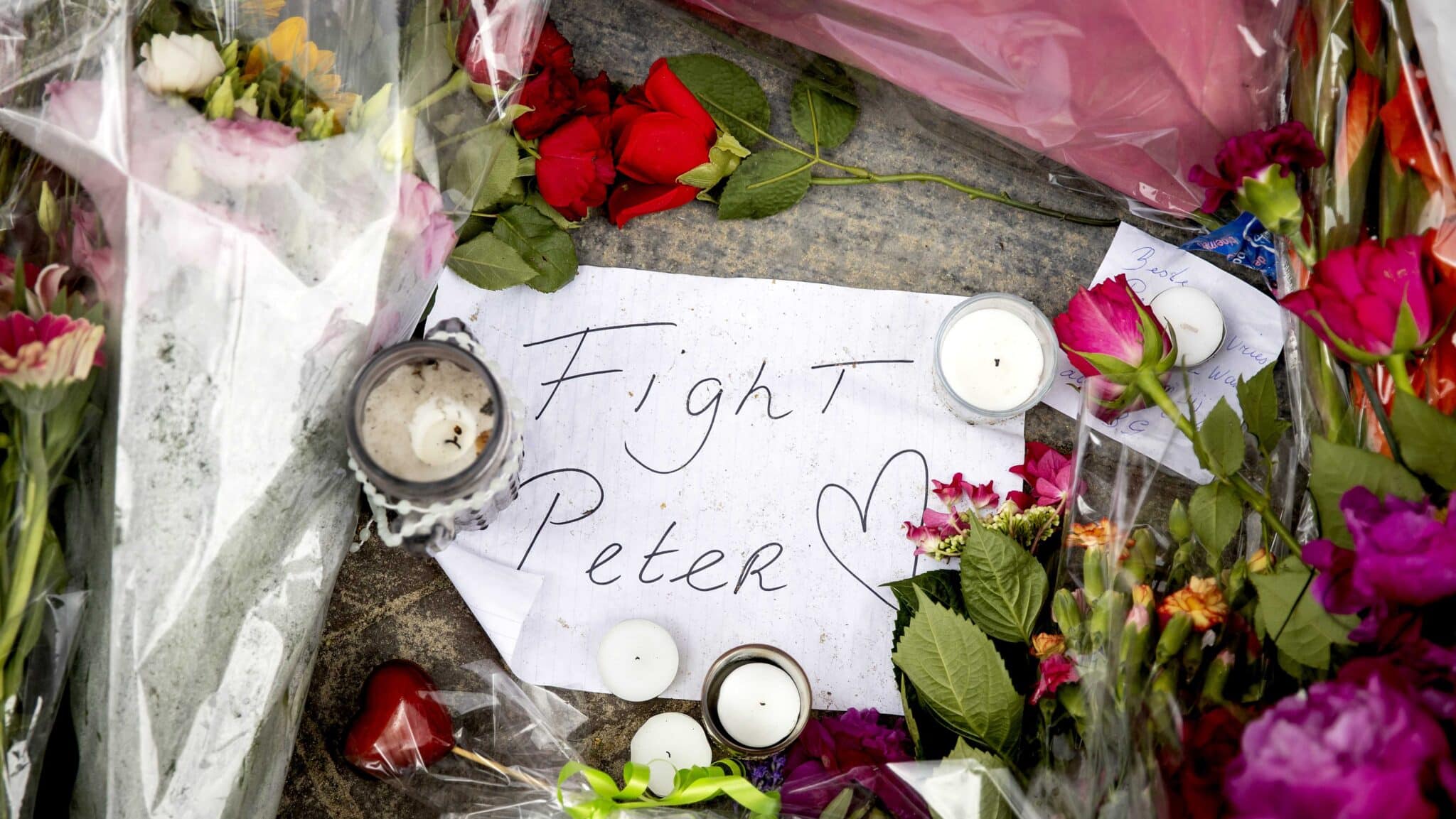 Mensaje en recuerdo a Peter de Vries en el lugar de su asesinato en pleno centro de Ámsterdam: "Lucha Peter"