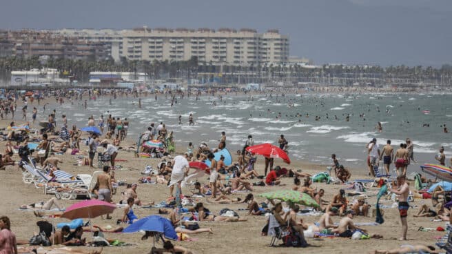 La Playa de la Malvarrosa repleta de gente en un día de alerta roja por altas temperaturas.