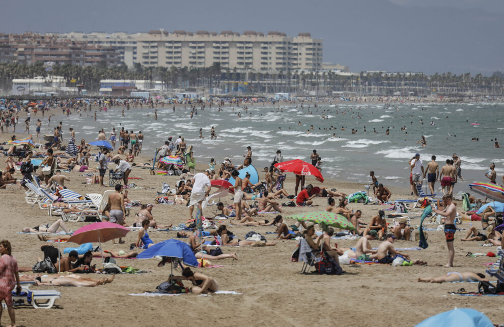 La Playa de la Malvarrosa repleta de gente en un día de alerta roja por altas temperaturas.