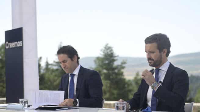 El presidente del PP, Pablo Casado (d), acompañado del secretario general del partido, Teodoro García Egea (i).