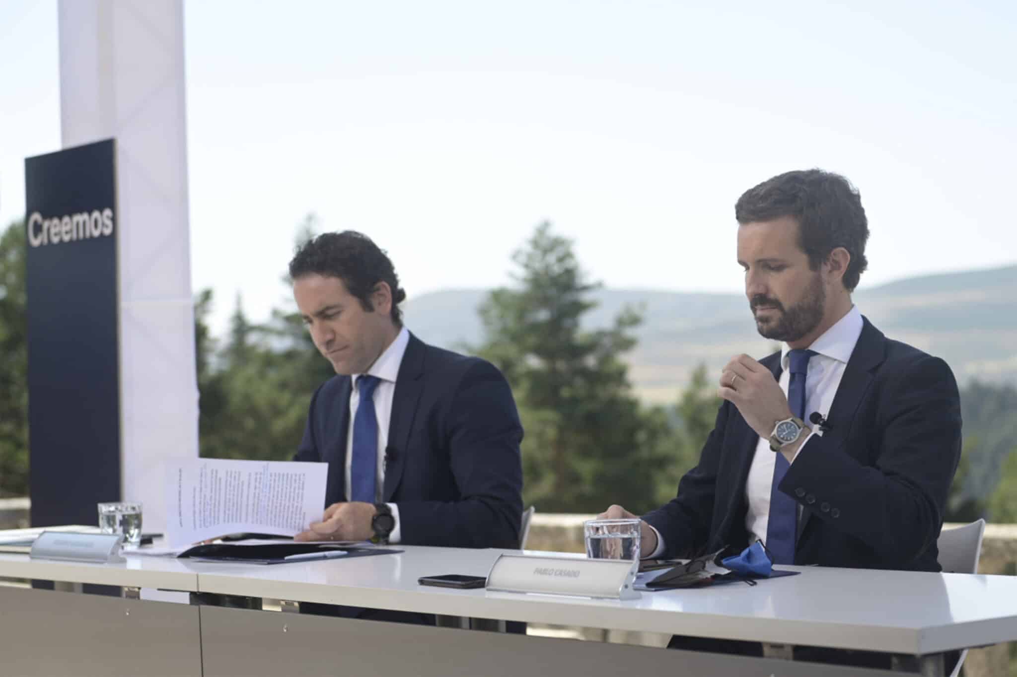 El presidente del PP, Pablo Casado (d), acompañado del secretario general del partido, Teodoro García Egea (i).