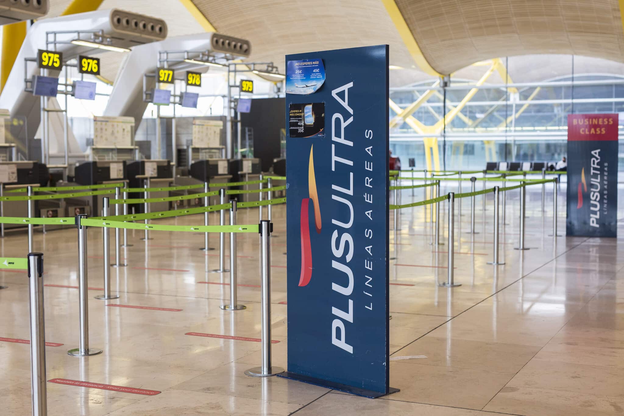 Postes publicitarios de la aerolínea Plus Ultra en el edificio terminal del aeropuerto de Barajas.