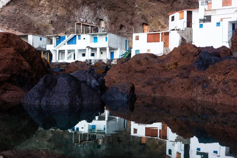 Las casas de Porís de Candelaria frente a su reflejo en el mar