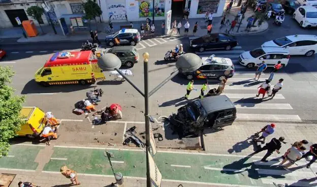 Una colisión entre dos vehículos provoca el atropello de cuatro peatones en Valencia