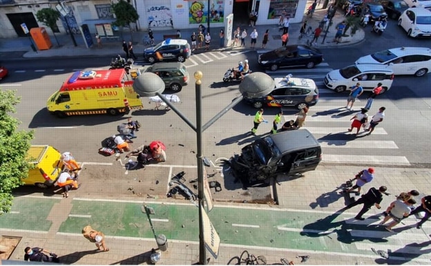 Una colisión entre dos vehículos provoca el atropello de cuatro peatones en Valencia