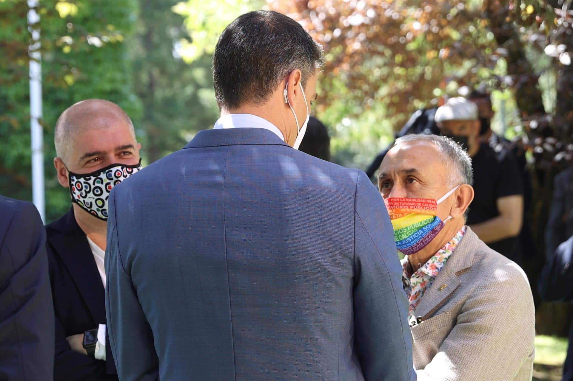 Unai Sordo y Pepe Álvarez, junto a Pedro Sánchez en el acto de reforma del sistema de las pensiones.