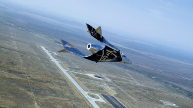 Richard Branson viajará hoy al espacio con el cohete de su compañía Virgin Galactic