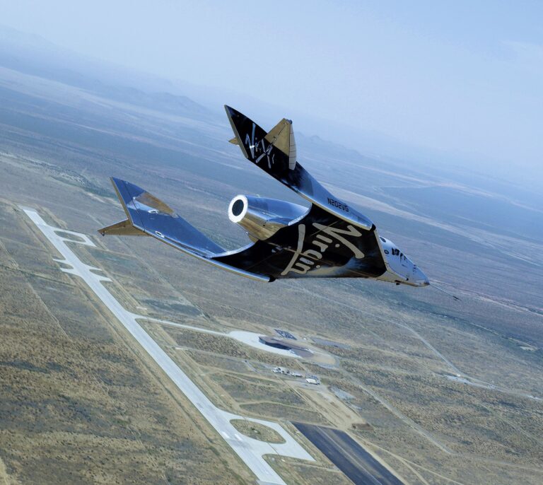 Richard Branson viajará hoy al espacio con el cohete de su compañía Virgin Galactic
