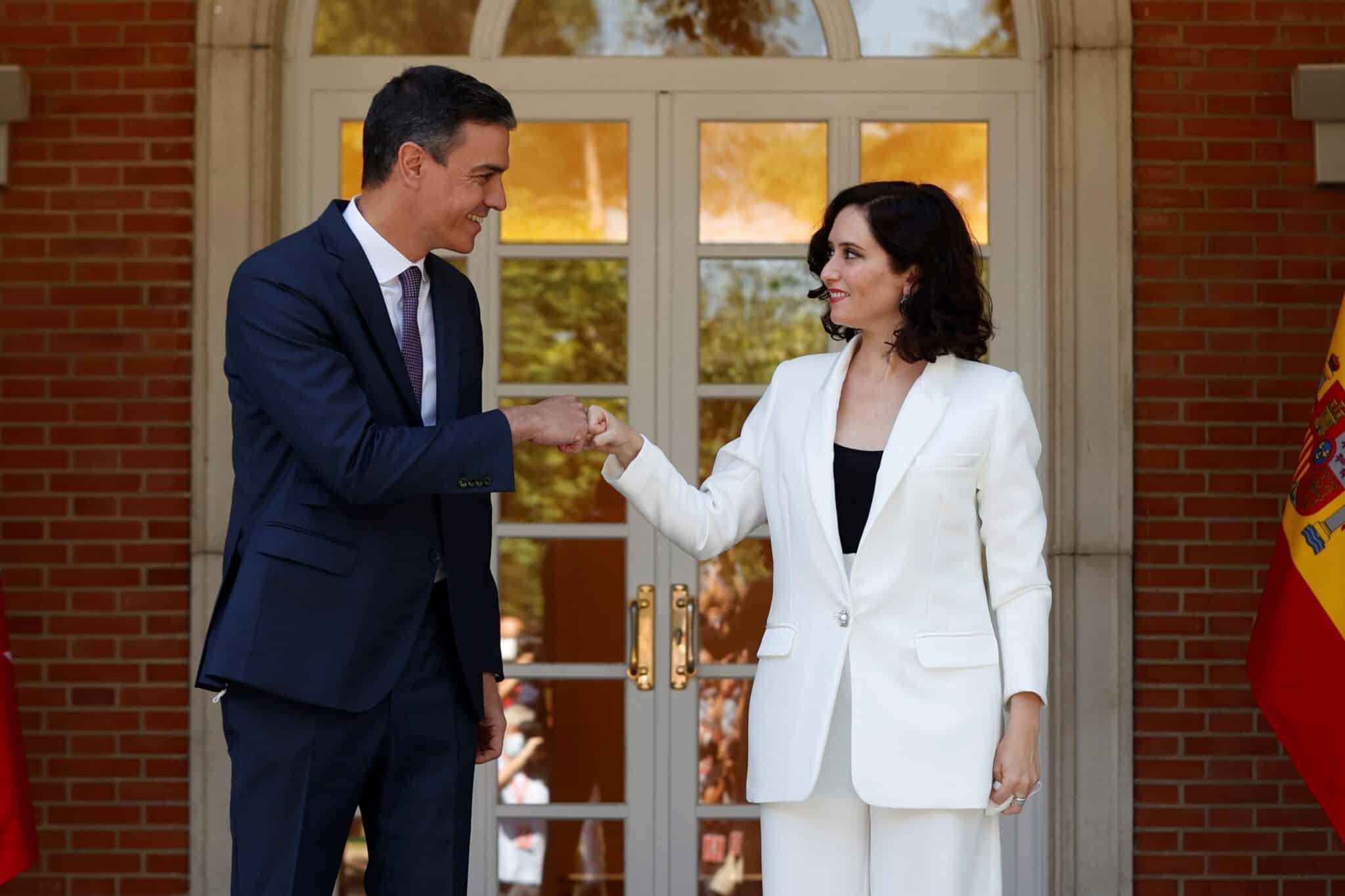 Sánchez recibe a Ayuso en La Moncloa.