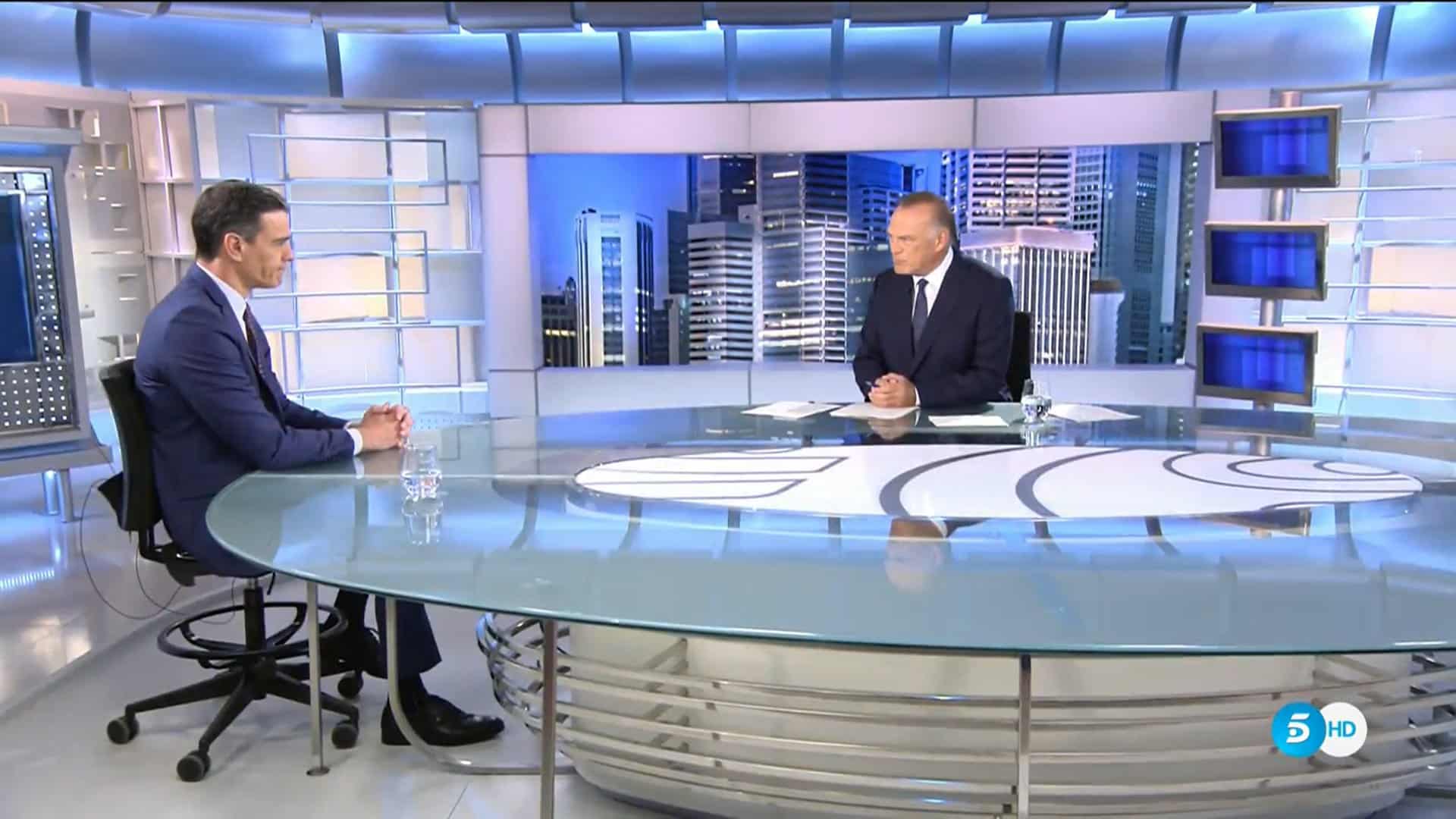 Pedro Sánchez durante la entrevista con Pedro Piqueras para Telecinco