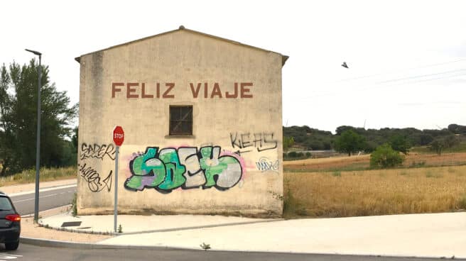 Hora bruja en la carretera: hora de comer. El depósito está vacío y en la próxima salida hay un área de servicio con su bar.