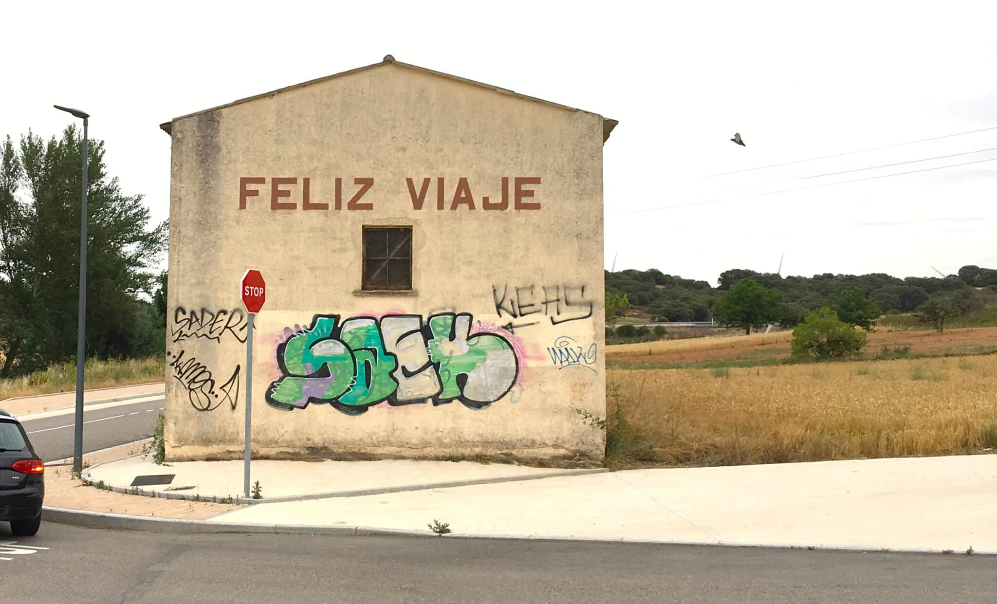 Hora bruja en la carretera: hora de comer. El depósito está vacío y en la próxima salida hay un área de servicio con su bar.