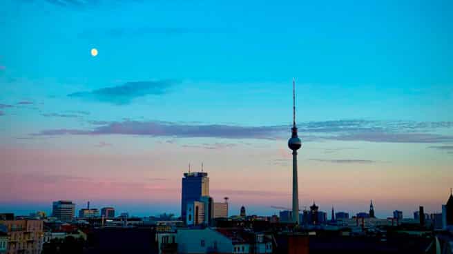 La torre de la televisión marca la línea del horizonte de Berlín. Imagen de Berlín en verano