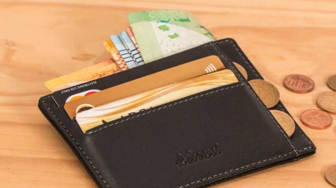 Las reclamaciones relativas a tarjetas son las que más crecieron en 2020. Una cartera con tarjetas de crédito y billetes.