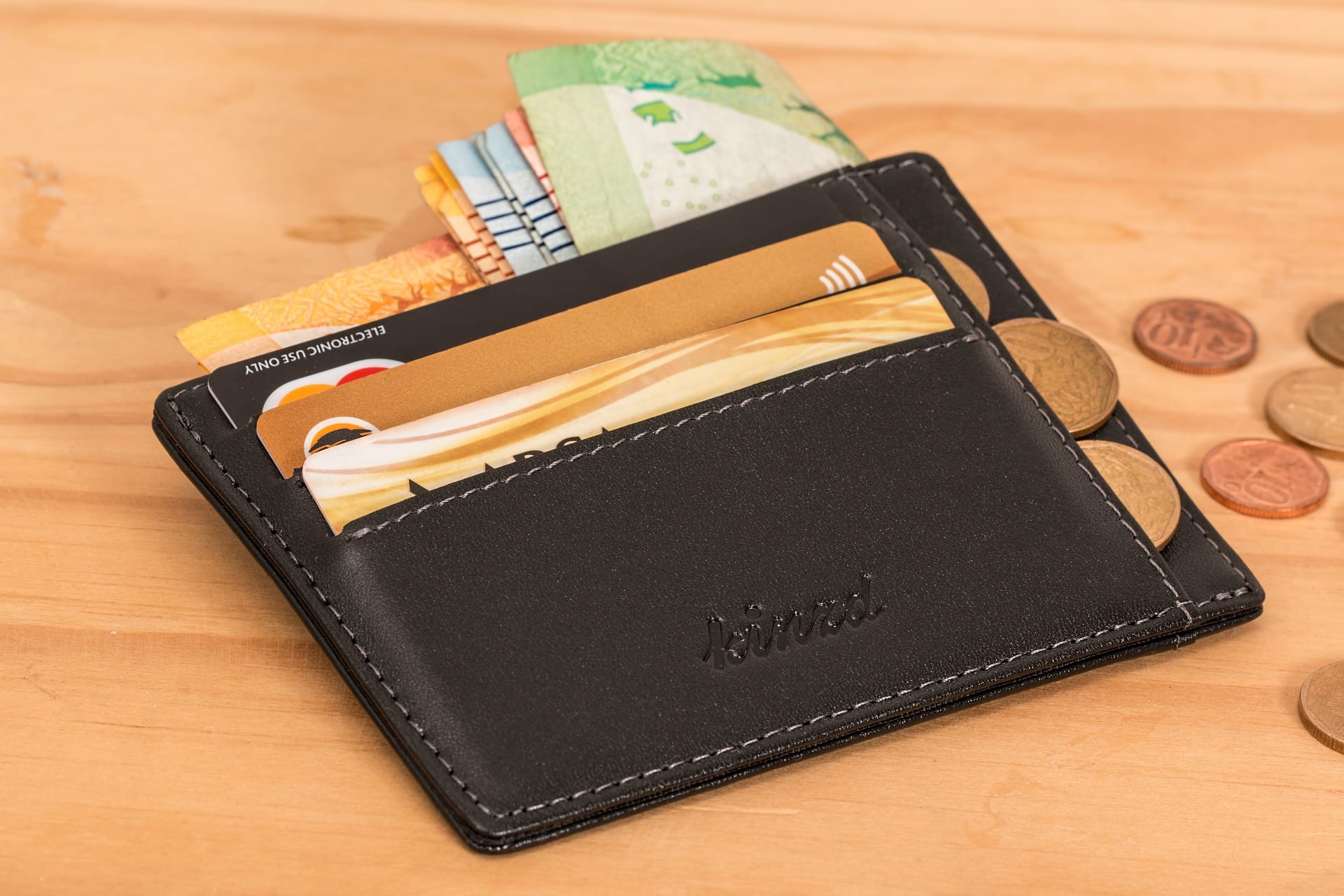 Una cartera con tarjetas de crédito y billetes.
