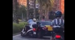 Vídeo: un taxista embiste a una moto y se da a la fuga en Barcelona