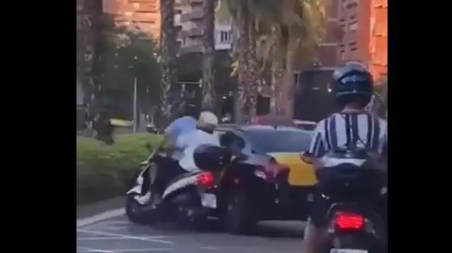 Vídeo: un taxista embiste a una moto y se da a la fuga en Barcelona