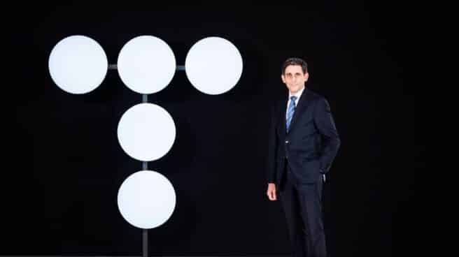 El presidente de Telefónica, José María Álvarez-Pallete, posa junto al nuevo logo. El presidente de Telefónica, José María Álvarez-Pallete, posa junto al nuevo logo.