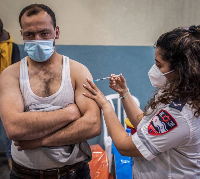 Tercera dosis de Pfizer: Israel comienza a aplicarla para aumentar "drásticamente" la efectividad