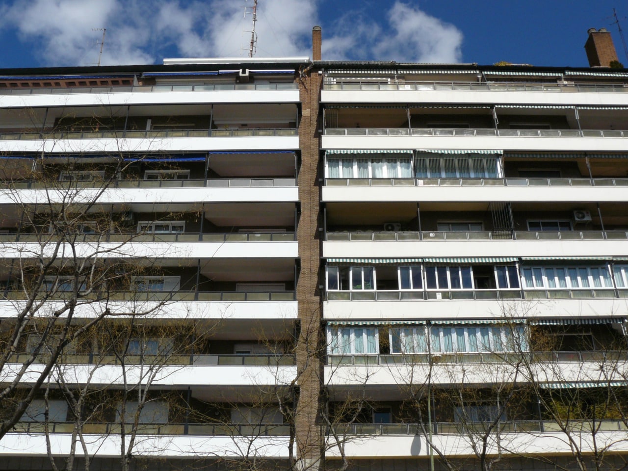 El madrileño hostelero –y todo buen madrileño tiene un proyecto de bar en su cabeza y su corazón– ha bajado a pie de calle lo que viene haciendo desde hace décadas en las fachadas de la ciudad. Es la disposición en horizontal del barraquismo vertical perpetrado en sus terrazas y balcones.