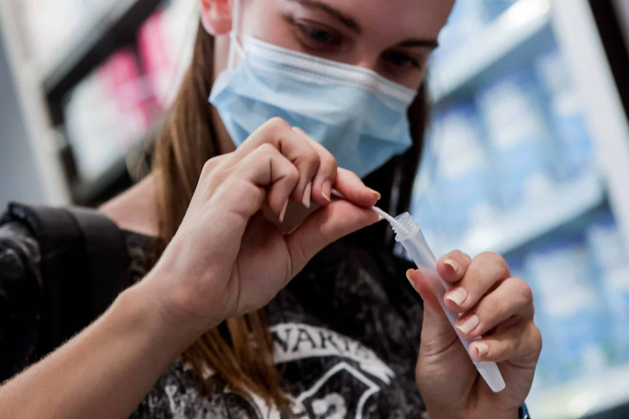 Chica con una muestra de un test de antígenos