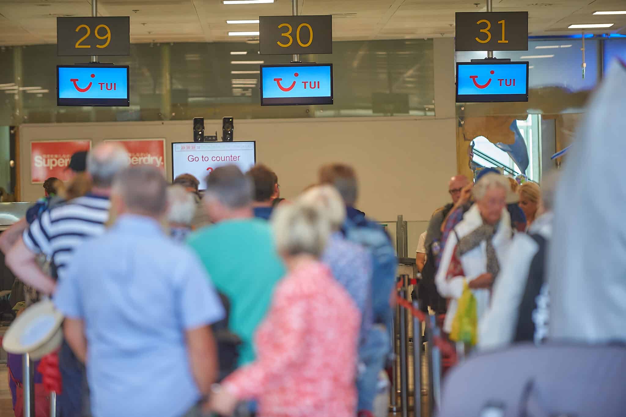 Viaja entre islas en Canarias pese a dar positivo en Covid y acaba en la UCI