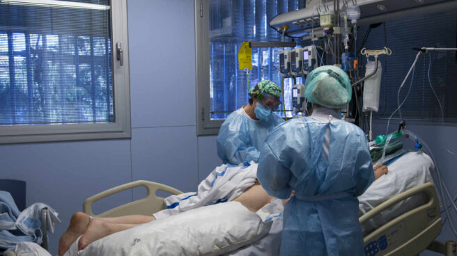 Rumanía enviará pacientes de coronavirus a otros países ante el colapso de sus hospitales Paciente en la UCI