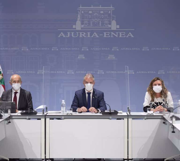 Euskadi prohíbe los botellones y Urkullu recomienda "el uso de la mascarilla en todo momento"