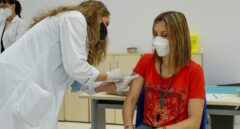 Dolor en la axila o el pecho: un efecto común tras la vacuna del Covid que provoca falsas alarmas