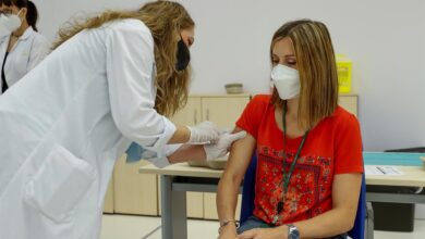 Sanidad da luz verde a la tercera dosis de la vacuna para mayores de 50 años