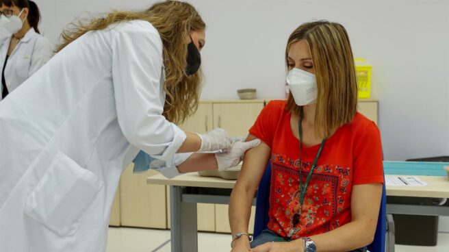 Una mujer recibe la vacuna contra el coronavirus en Madrid.