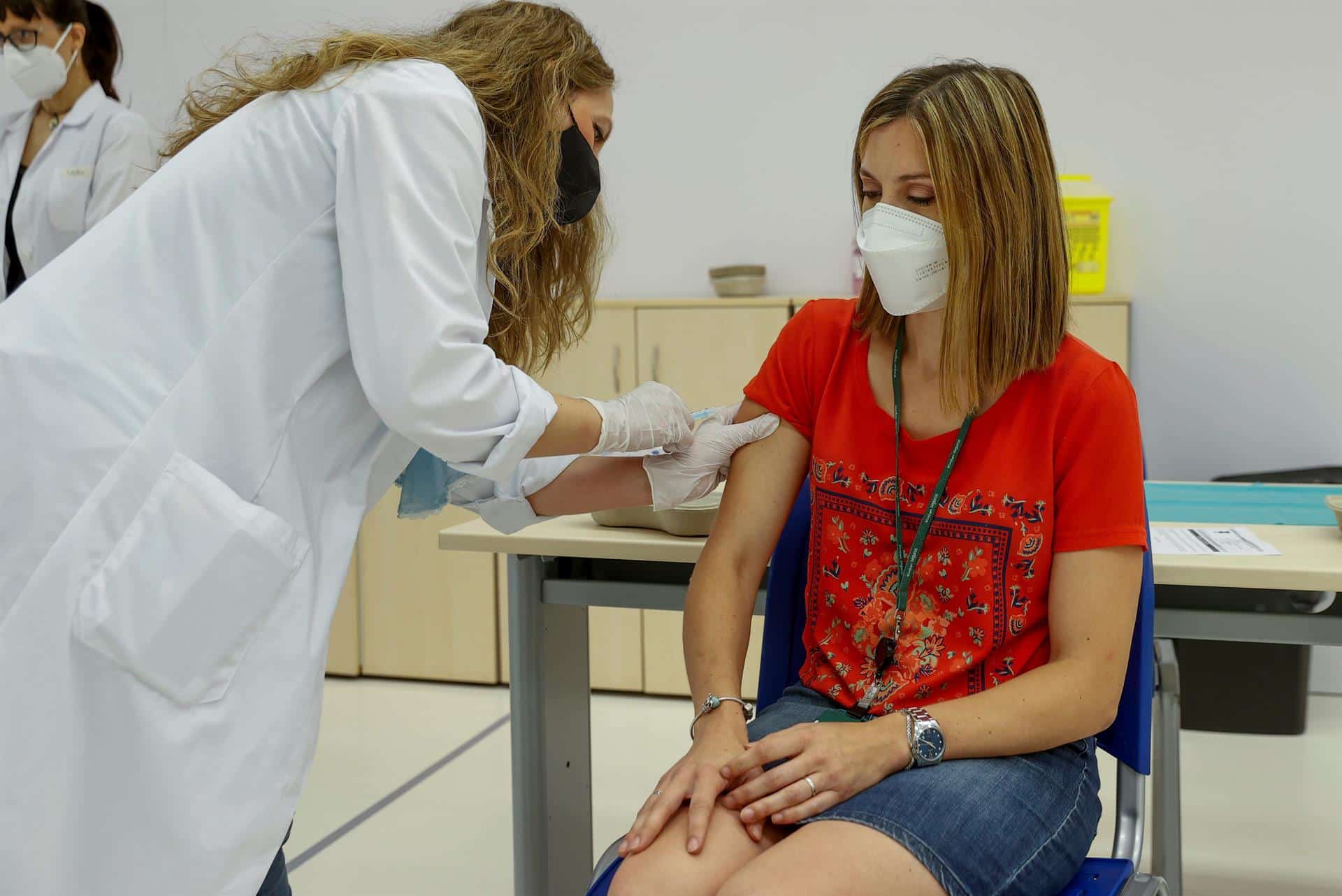 Una mujer recibe la vacuna contra el coronavirus en Madrid.