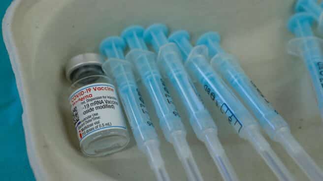 Vacunas contra el coronavirus preparadas para ser administradas.