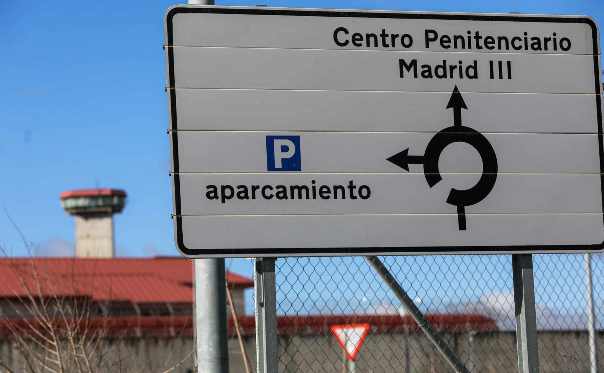 Un cartel indica la dirección a la entrada de la cárcel de Valdemoro, en Madrid.