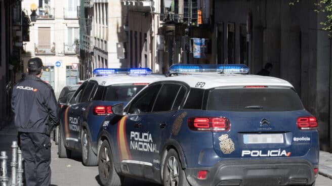 Vehículos de la Policía Nacional, en acto de servicio.