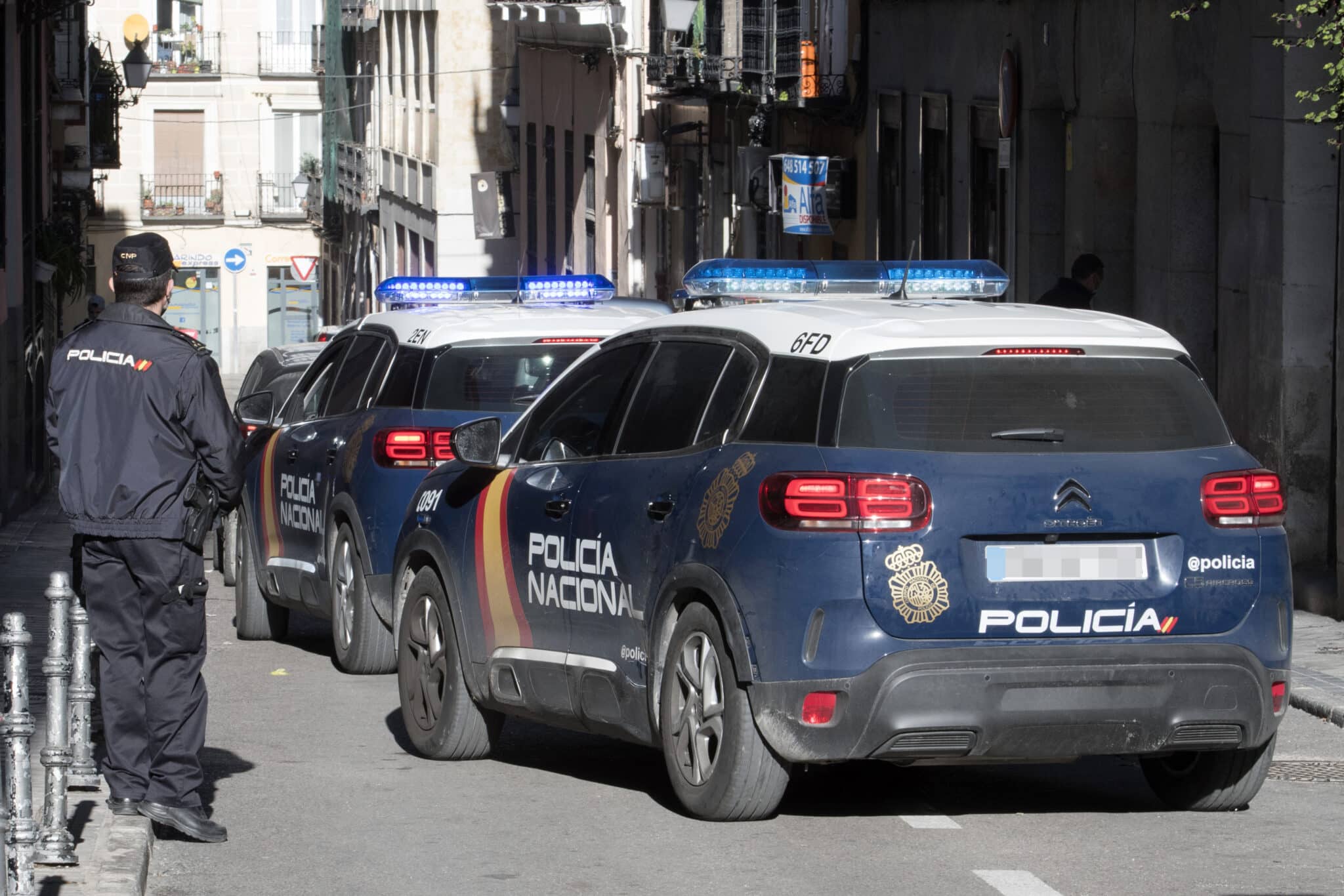 Vehículos de la Policía Nacional, en acto de servicio.