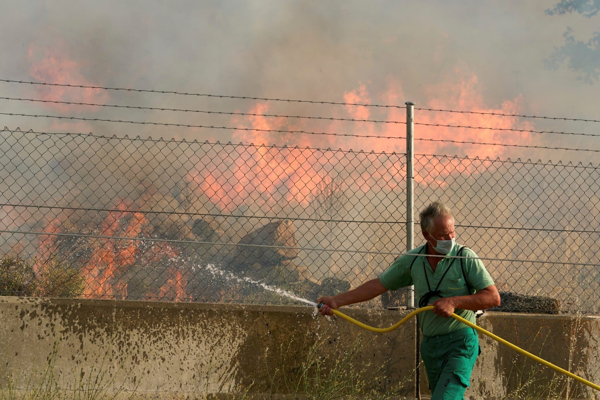 Mejora el incendio de Navalacruz (Ávila) con parte del perímetro estabilizado