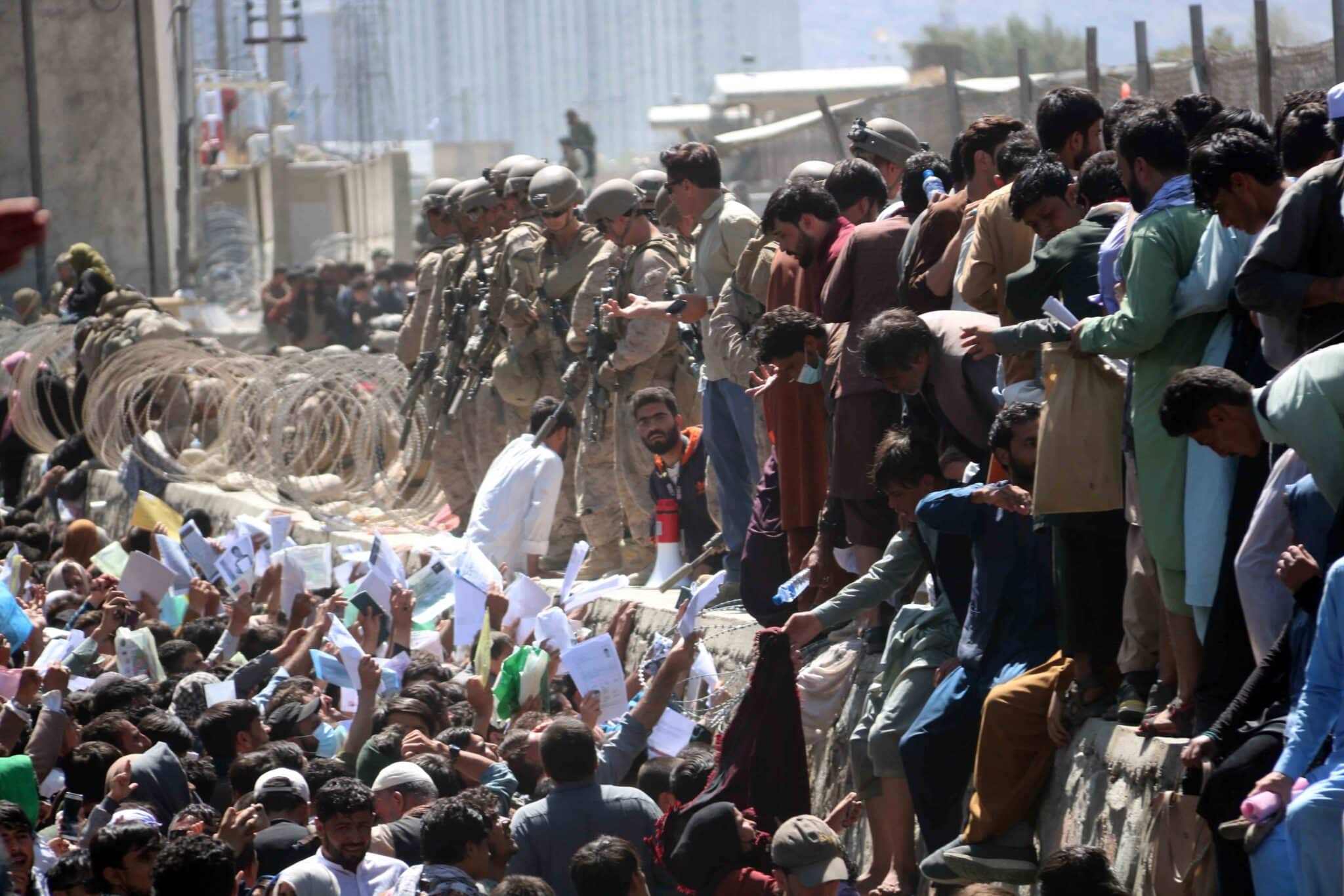 Miles de afganos esperan junto al aeropuerto para dejar su país