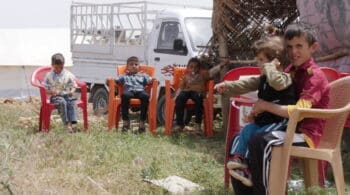 Niños yazidíes en un campo de desplazados cerca de Sinyar