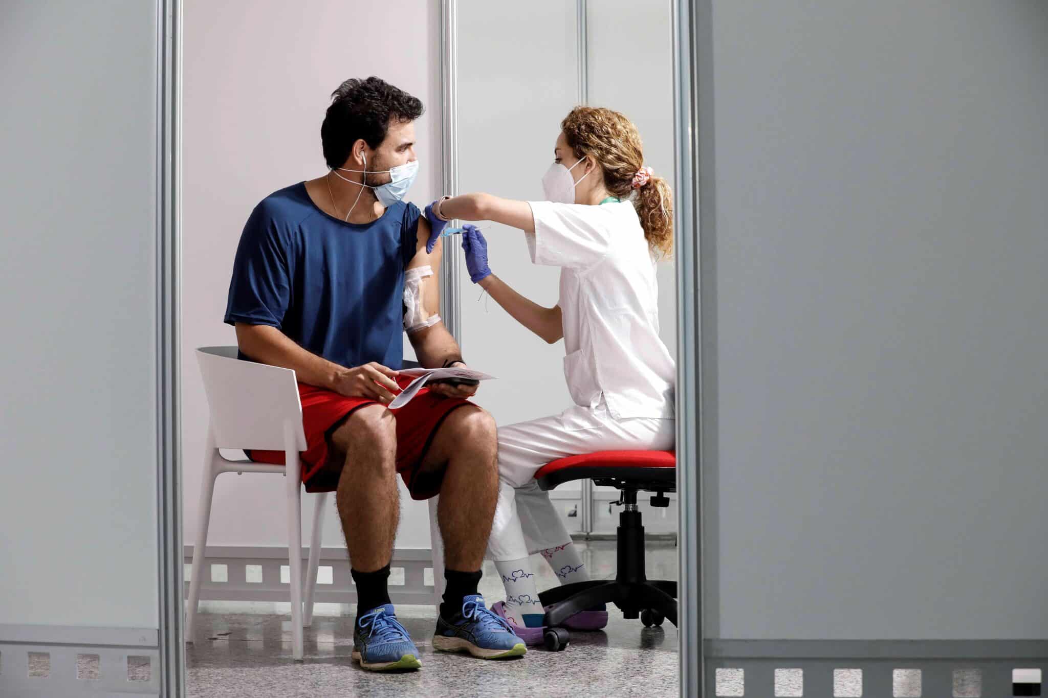 Un joven recibe su primera dosis de la vacuna, este miércoles, en la Ciudad de las Artes y las Ciencias de Valencia