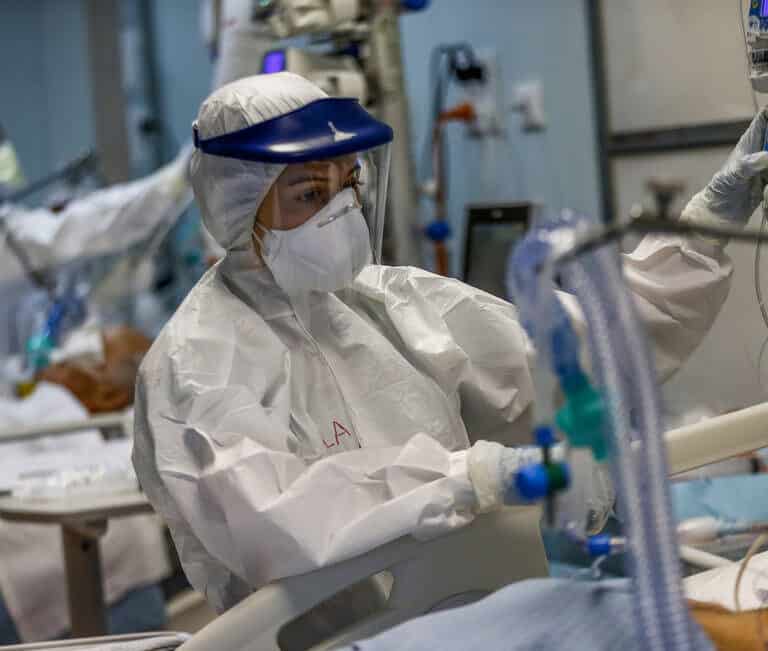 Sanidad notifica 15.657 casos y la incidencia baja hasta 462