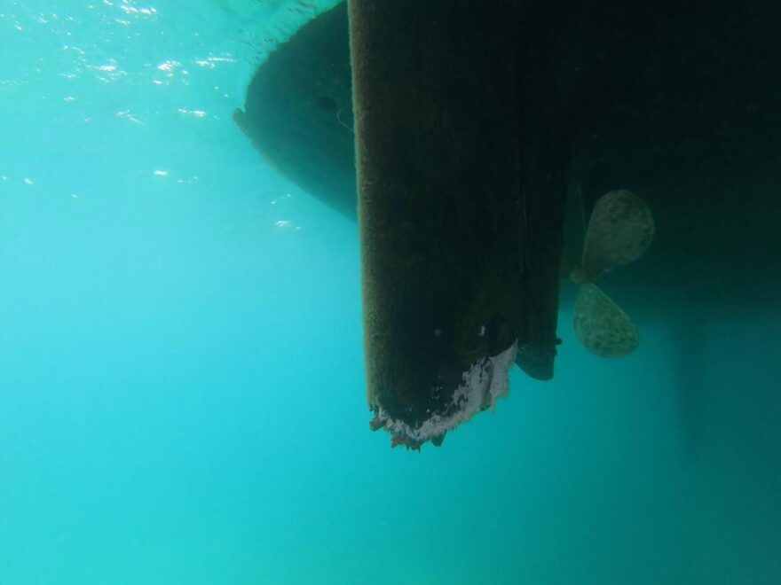 La pala del timón del velero dañada por las orcas.