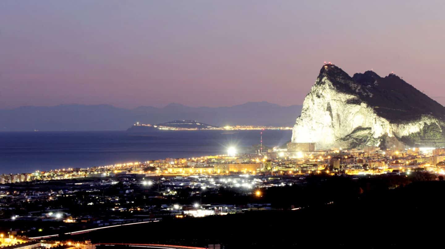 La Línea de la Concepción, con el Peñón al fondo