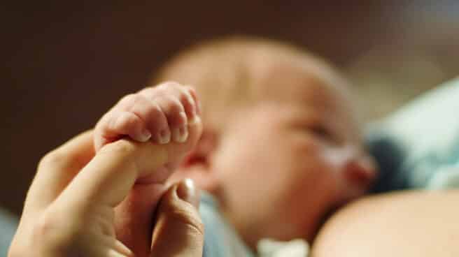 La leche de las madres que reciben la vacuna contiene anticuerpos contra la COVID-19, según estudio Una madre da de mamar a su bebé leche materna.