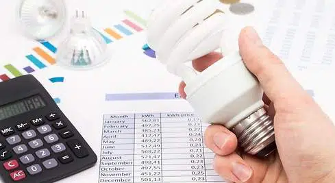 La luz sube otro 6,7% a la espera del impacto del límite a su precio a partir de mañana