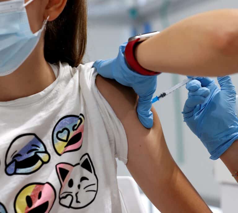 Sanidad notifica 17.023 casos y la incidencia cae a 503 puntos