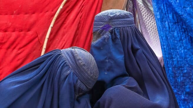 Dos mujeres afganas desplazadas, con burka, en un parque de Kabul.